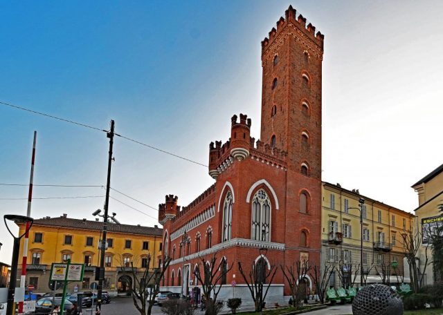palazzo del podesta, dahinter torre comentina