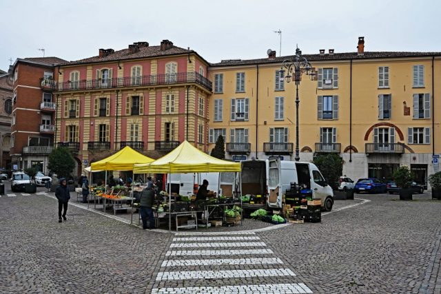 bauernmarkt piazza statuto vor eleganten jugendstilhäusern