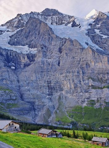 Die Jungfrau über einer stillen Alm mit verstreuten Hütten 20230813 080208