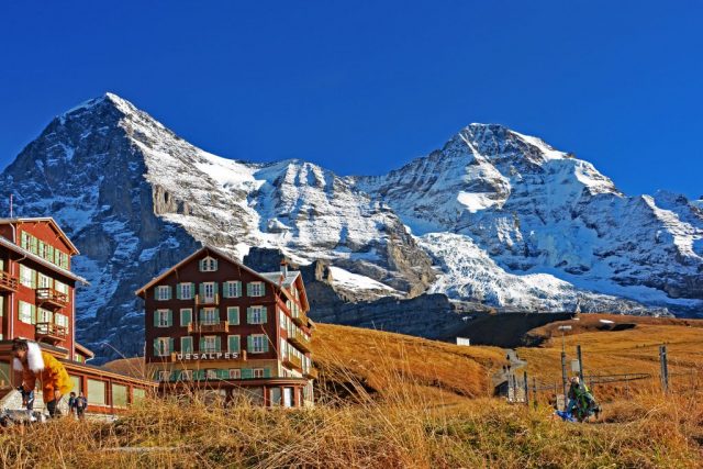 hBellevue des Alpes vor der gewaltigen Bergkulisse (Foto 30.10.2016) hotel des alpes vor der eiger nordwand (links) und dem mönch (rechts)