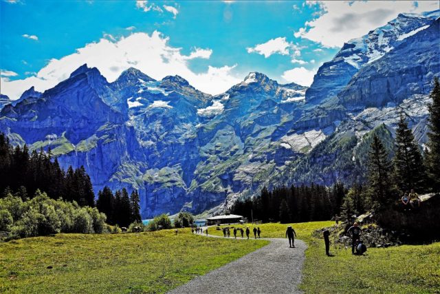 The mountain hotel by the lake set against a monumental backdrop of rock and ice. dsc 3518
