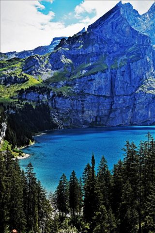 Morgenhorn towering steeply above the water, its slopes plunging almost vertically das morgenhorn