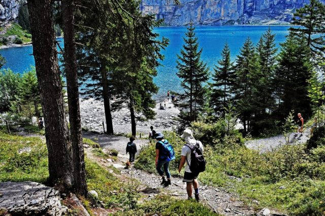 After the steep descent, the lake finally lies directly before us. dsc 3524