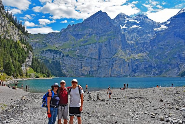 A family moment framed by the monumental backdrop of Morgenhorn, Blüemlisalphorn, and Doldenhorn. links: das morgenhorn und die wyssi frau (teil der blüemlisalp).