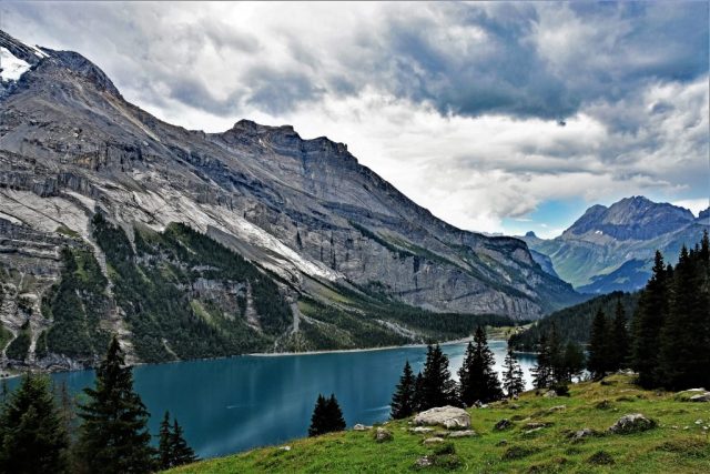 On the left, Fisistock with visible rock strata in shades of gray and silver; on the right, the Bire with a similar structure. dsc 3540