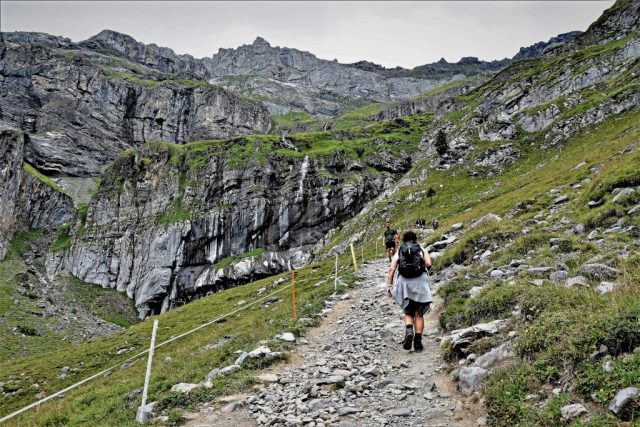 A steep ascent over rocky debris; above rises the massif of the Heuberg. dsc 3543