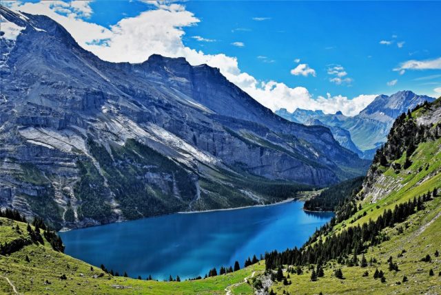 : Fisistock and the grassy ridge of Jegertosse (2157 m); between them the Oeschinen-Doldenhorn ridge. dsc 3547 1