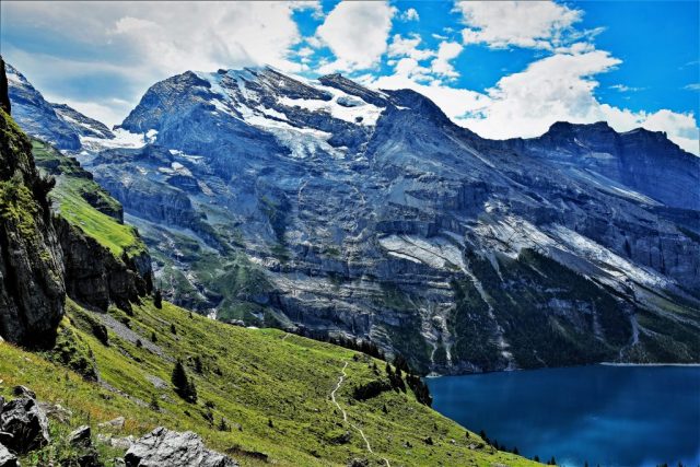 On the left the glacier-clad Doldenhorn; on the right Fisistock with its striking bastion. dsc 3549