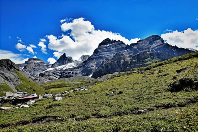 Blümlisalp Saddle, Ufem Stock, Wyssi Frau, Morgenhorn, and far right Blüemlisalphorn—a procession of summits. dsc 3554