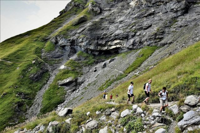 The narrow path winding along the rock fold of the Heuberg. dsc 3565
