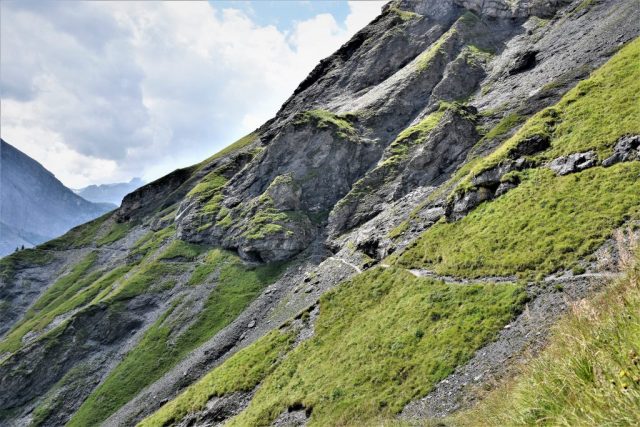 The narrow path along the rock fold. dsc 3575