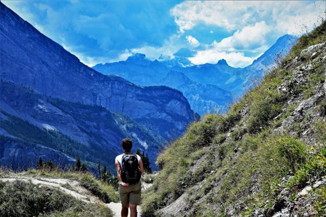 The Doldenhorn ridge shrouded in clouds. geradeaus der oeschinen doldenhorn grat