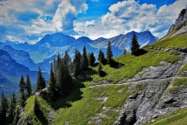 The Bire and, to the east, the graceful ridge of Öschischafberg. die bire und östlich davon der Öschischafberg grat