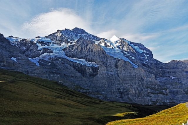 Die Jungfrau in voller Breite, ihre Gletscher leuchten im Morgenlicht jungfrau