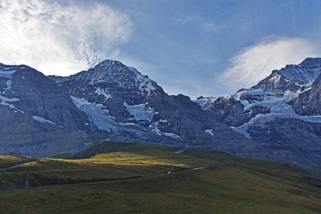 Der Mönch zwischen Eiger und Jungfrau mönch (mitte), ausläufer jungfrau (rechts)