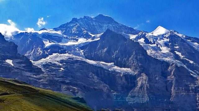 Die Jungfrau mit schroffen Gipfeln und mächtigen Gletschern jungfrau