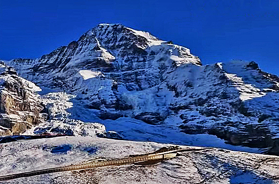 Einfahrt in den Tunnel am Fuß des Mönchs mönch