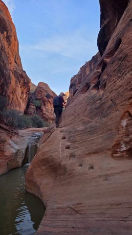 Mit voller Konzentration überwinden wir die glatte Felsstufe am Wasserfall. 20260322 100258