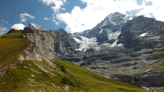 Die Jungfrau über grünen Wiesen dscf0268