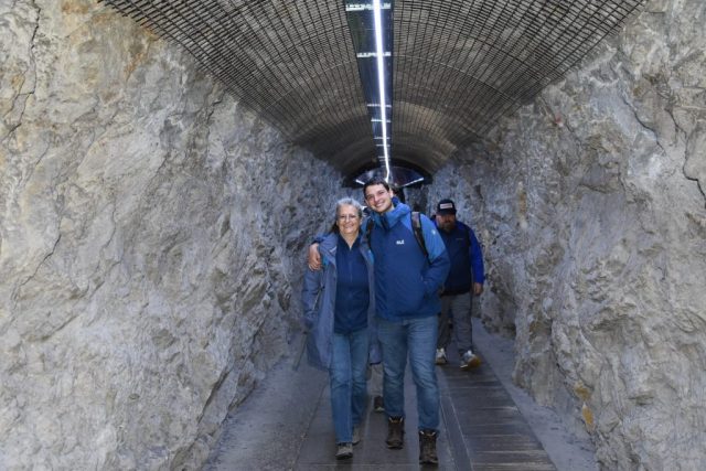 Hania und Simon im Tunnel zur Plattform dsc 3596