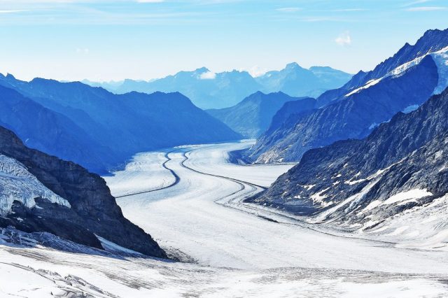 Grünegg (mitte unten) und dahinter die mächtige Grünhorn-Gruppe grünegg (in der fernen mitte) und die mächtige grünhorn gruppe dahinter