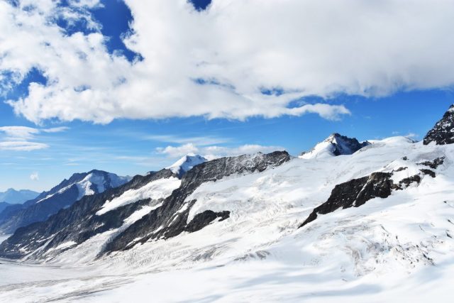Das Jungfraumassiv, von Eis überzogen das jungfraumassiv, unten