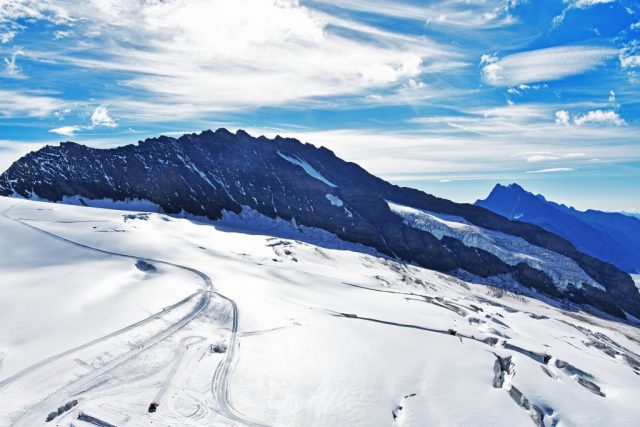 Mönch-Südgrat mit Trugberg und Fiescherhornassiv mönch südgrat (links), dahinter trugberg (3932 m) und das fiescherhorn massiv
