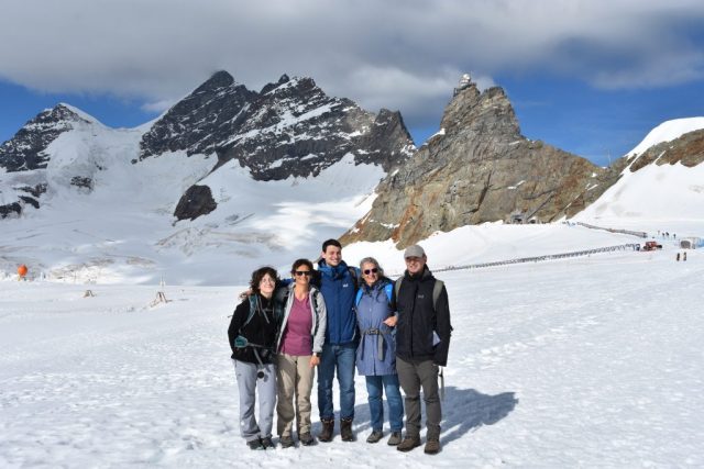 Gruppenfoto im Schnee mit Sphinx und Jungfraumassiv dsc 3609