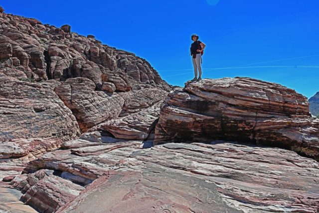 Hania na niewielkiej skale pośród wzgórz Calico Hills I. dsc 6741