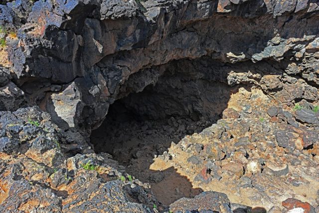 Der Blick auf den Eingang, der in die düsteren Höhlen führt