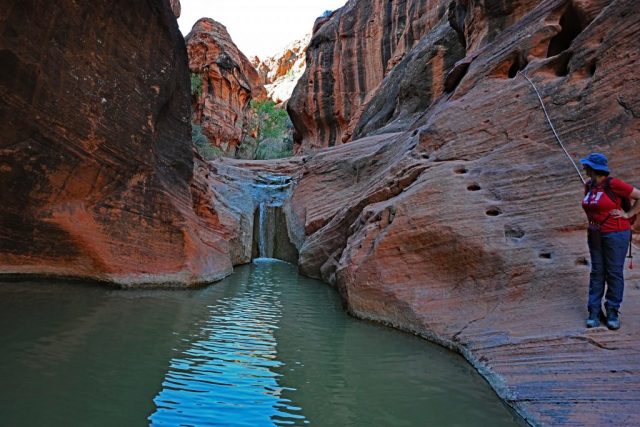 Ein Moment des Zögerns – Hania vor dem steilen Aufstieg am Seil. dsc 6898