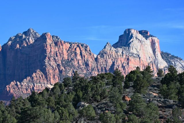 Der rötliche, zerklüftete Mount Kinesava (links) und der massive, helle Monolith des West Temple (rechts). dsc 6965 1