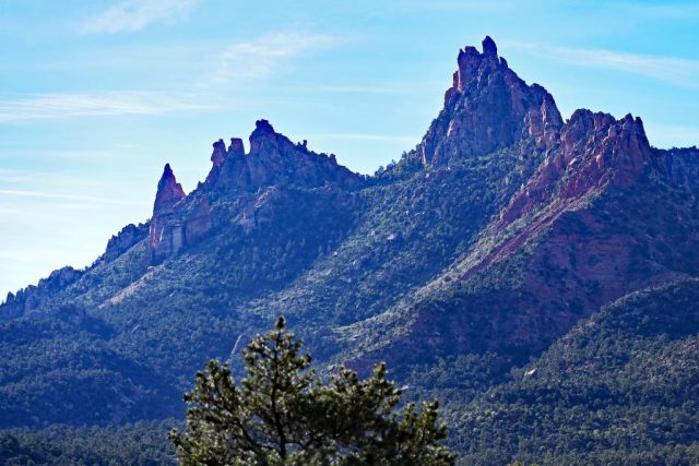 The jagged sandstone needles of Eagle Crags tower directly south above the parking lot. dsc 6966 1