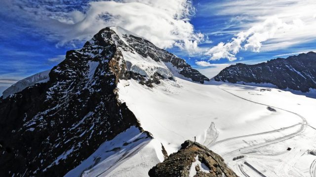 Mönch unter blauem himmel mit weißen dramatischen Wolken mönch unter blauem himmel mit weißen dramatischen wolken