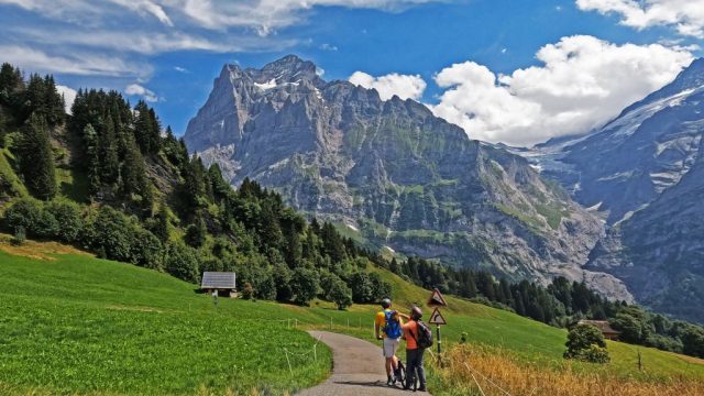 gx010889 hania befestigt luna im rucksack vor dem wetterhorn und dem oberen grindelwaldgletscher
