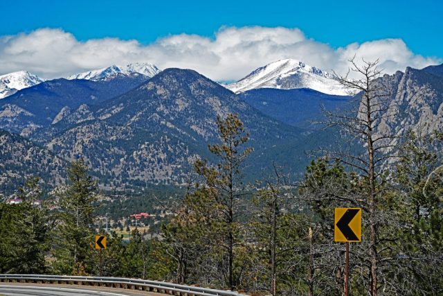Kruger Rock und Lily Mountain, dahinter die schneebedeckten Gipfel von Mount Meeker und Longs Peak dsc 7398