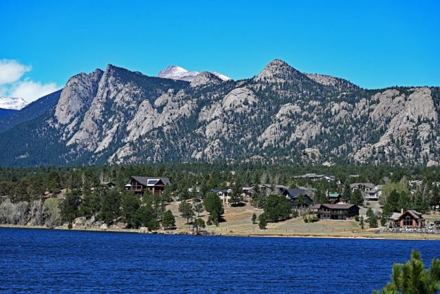Blick auf den See und die dahinter liegenden Bergformationen dsc 7400