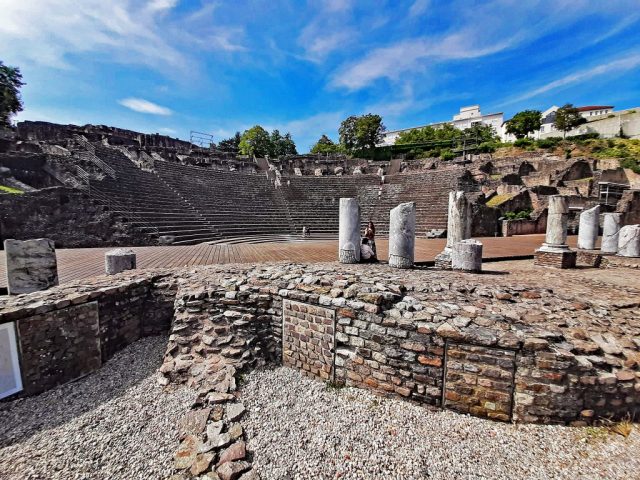 antiken theaters von lyon römische säulenreste
