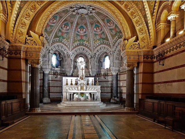 basilika hauptaltar der krypta