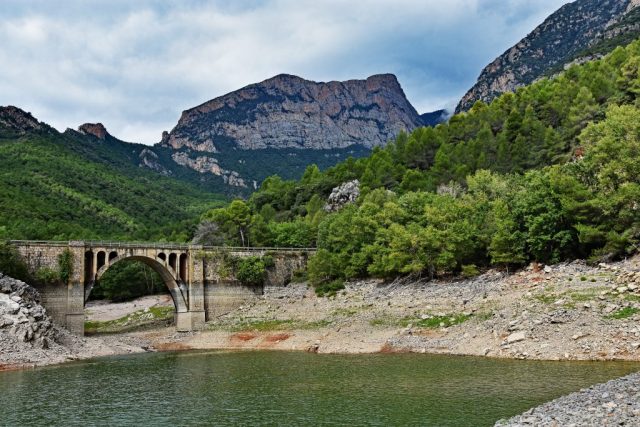 dsc 1154 steinbogenbrücke über fluss segre