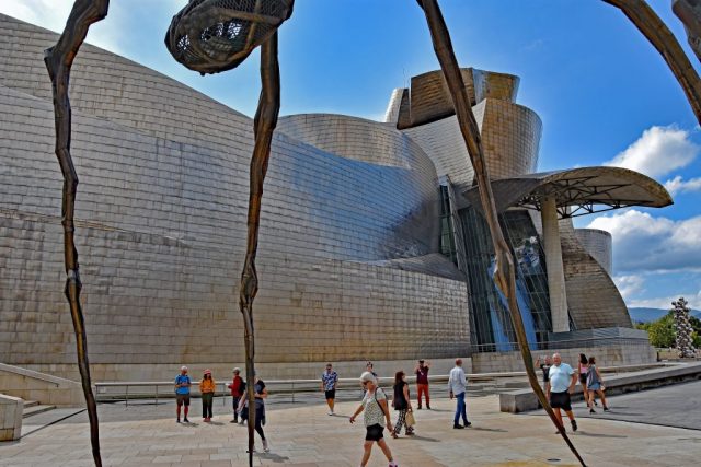 'Das Guggenheim-Museum Bilbao mit der Skulptur Maman dsc 1235