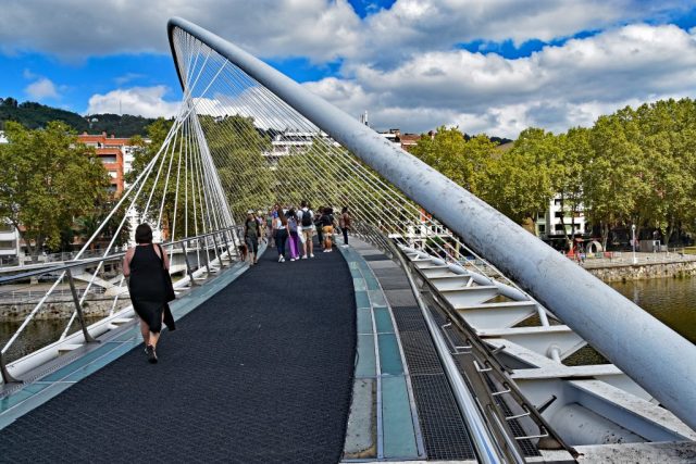 Geschwungene Eleganz: Die Fußgängerbrücke Zubizuri dsc 1237