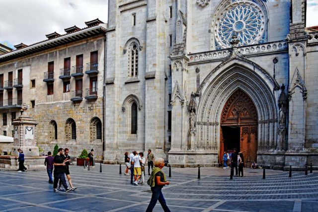 Der historische Santiago-Brunnen neben dem prachtvollen Eingang der Kathedrale dsc 1242