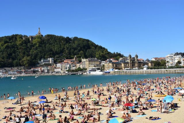 Blick vom Playa de la Concha auf den Monte Urgull und das Rathaus dsc 1250
