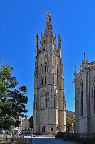 Der freistehende Campanile Tour Pey-Berland, gekrönt von der im Sonnenlicht glänzenden goldenen Madonna. dsc 1266