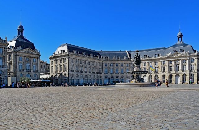 Die vollkommene barocke Symmetrie des Place de la Bourse mit dem eleganten Brunnen der drei Grazien. dsc 1269
