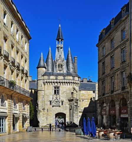 Das märchenhafte, spätgotische Stadttor Porte Cailhau inmitten des lebendigen Treibens auf dem Place du Palais. dsc 1270