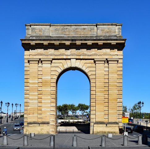 Klassizistische Strenge und monumentale Kraft an der historischen Porte de Bourgogne. dsc 1274