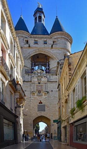 Blick durch die Rue Saint-James auf die geschichtsträchtige Grosse Cloche mit ihrer astronomischen Uhr. dsc 1279