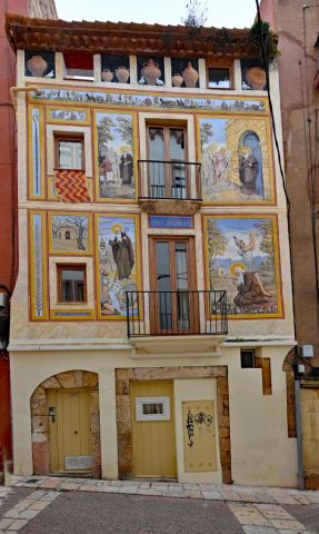 Das detailreiche, monumentale Wandgemälde Mural de Sant Antoni an der Fassade der Plaça de l'Antic Escorxador nz7 0742
